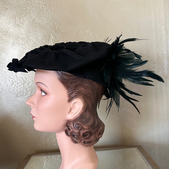 INVENTIVE 1940\'S BLACK FEKLT \